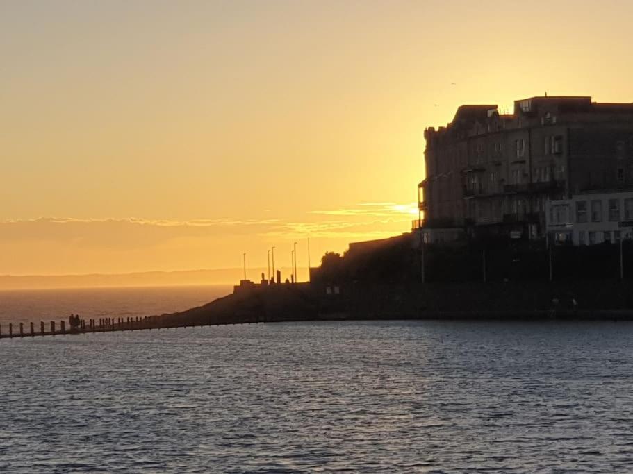 Modern Apartment With Stunning Sea View Weston-super-Mare Exterior photo